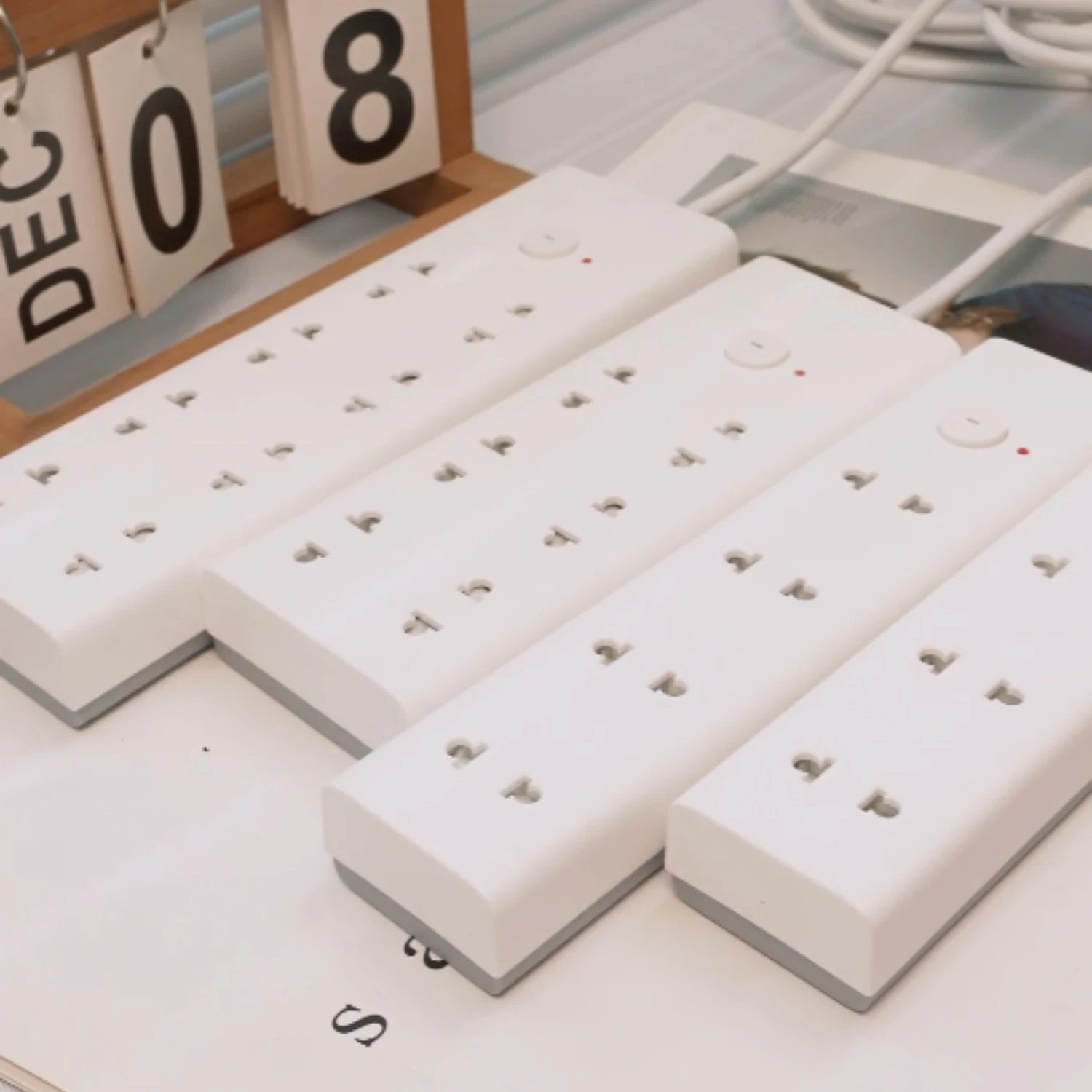 o-cam-dien-huntkey-chong-giat-chong-chay-6-o-1-cong-tac-cong-suat-2500w (4)-1768533340.webp